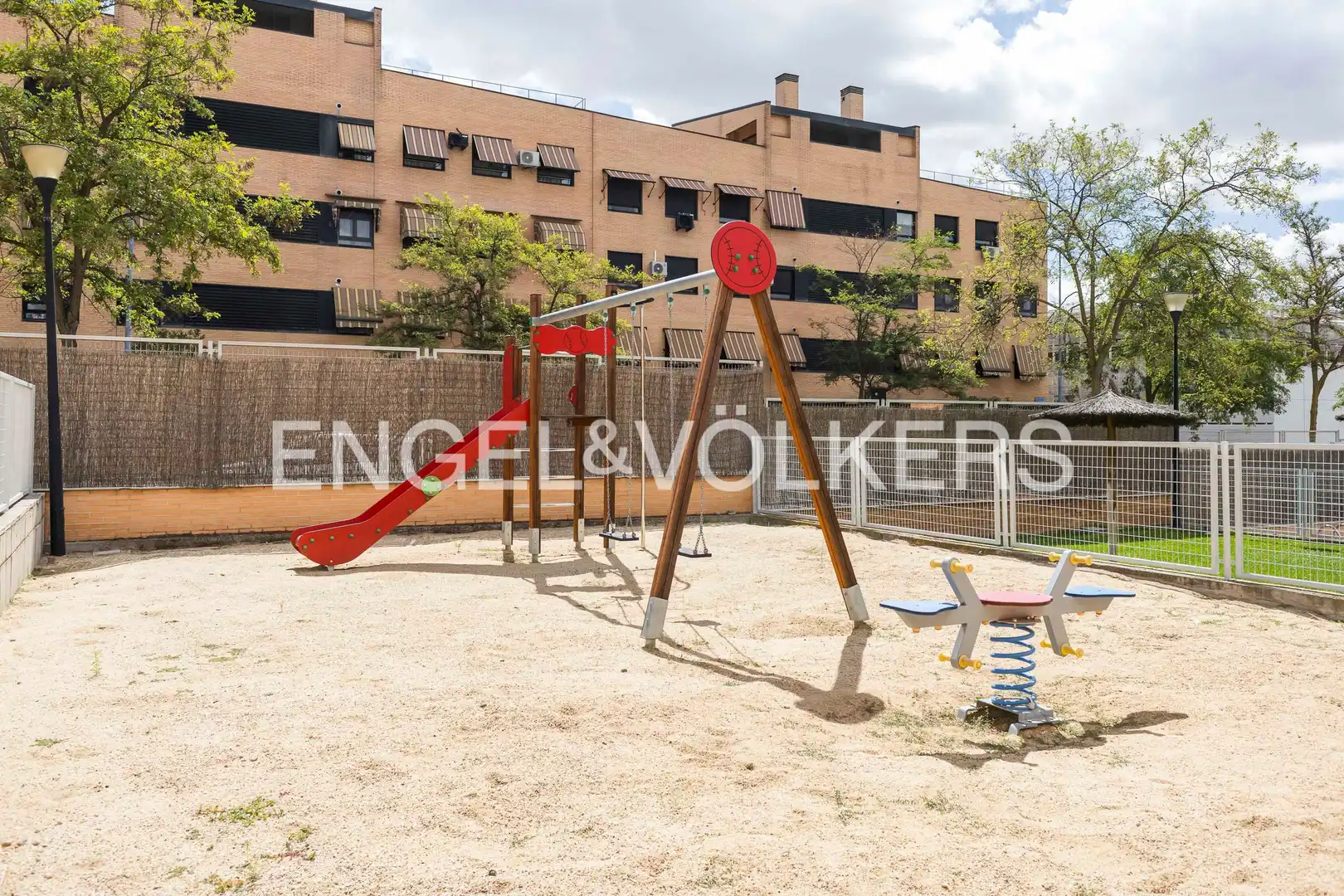 Vista exterior de Casa adosada en venda en Leganés amb Aire condicionat, Calefacció i Jardí privat