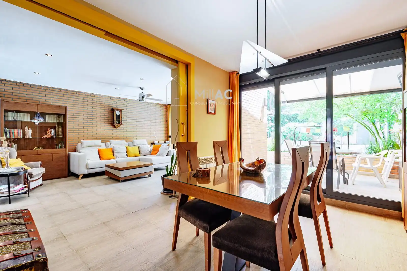 Comedor de Casa adosada en venta en Madrid con Aire acondicionado, Calefacción y Jardín privado