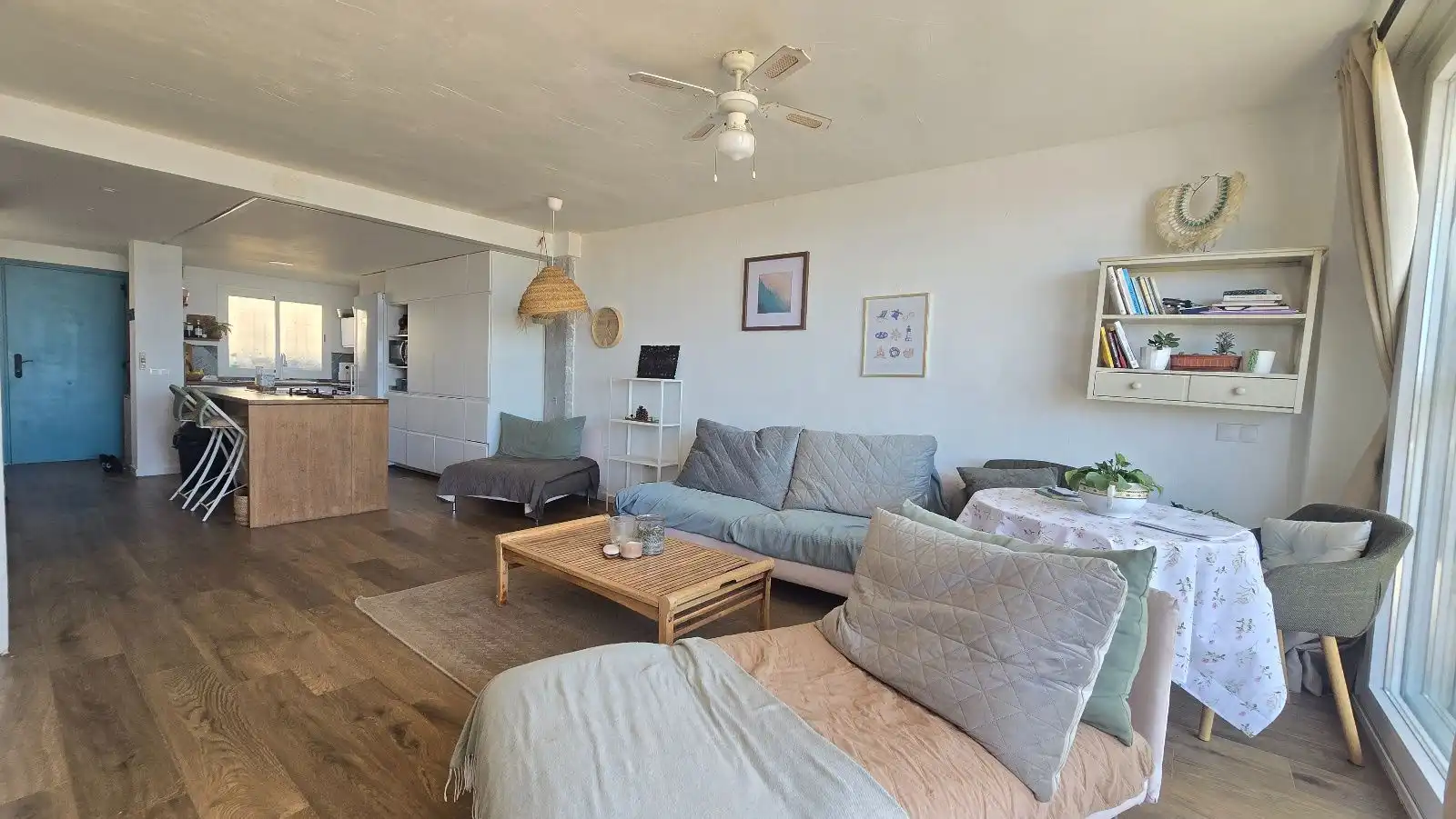 Sala d'estar de Casa adosada en venda en Benalmádena amb Piscina, Moblat i Piscina comunitària