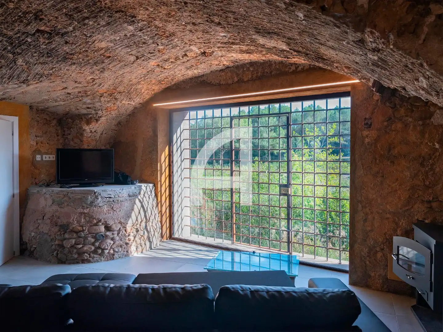 Sala de estar de Finca rústica en venta en Sant Miquel de Fluvià con Calefacción, Piscina y Amueblado