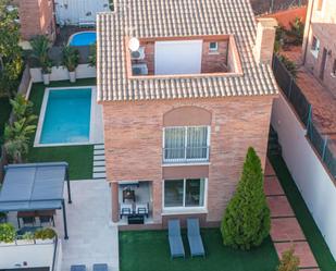 Vista exterior de Casa o xalet en venda en El Masnou amb Aire condicionat, Calefacció i Jardí privat