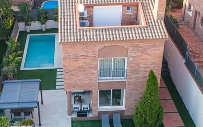 Vista exterior de Casa o xalet en venda en El Masnou amb Aire condicionat, Calefacció i Jardí privat