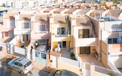 Vista exterior de Casa adosada en venda en Torrevieja amb Aire condicionat i Balcó