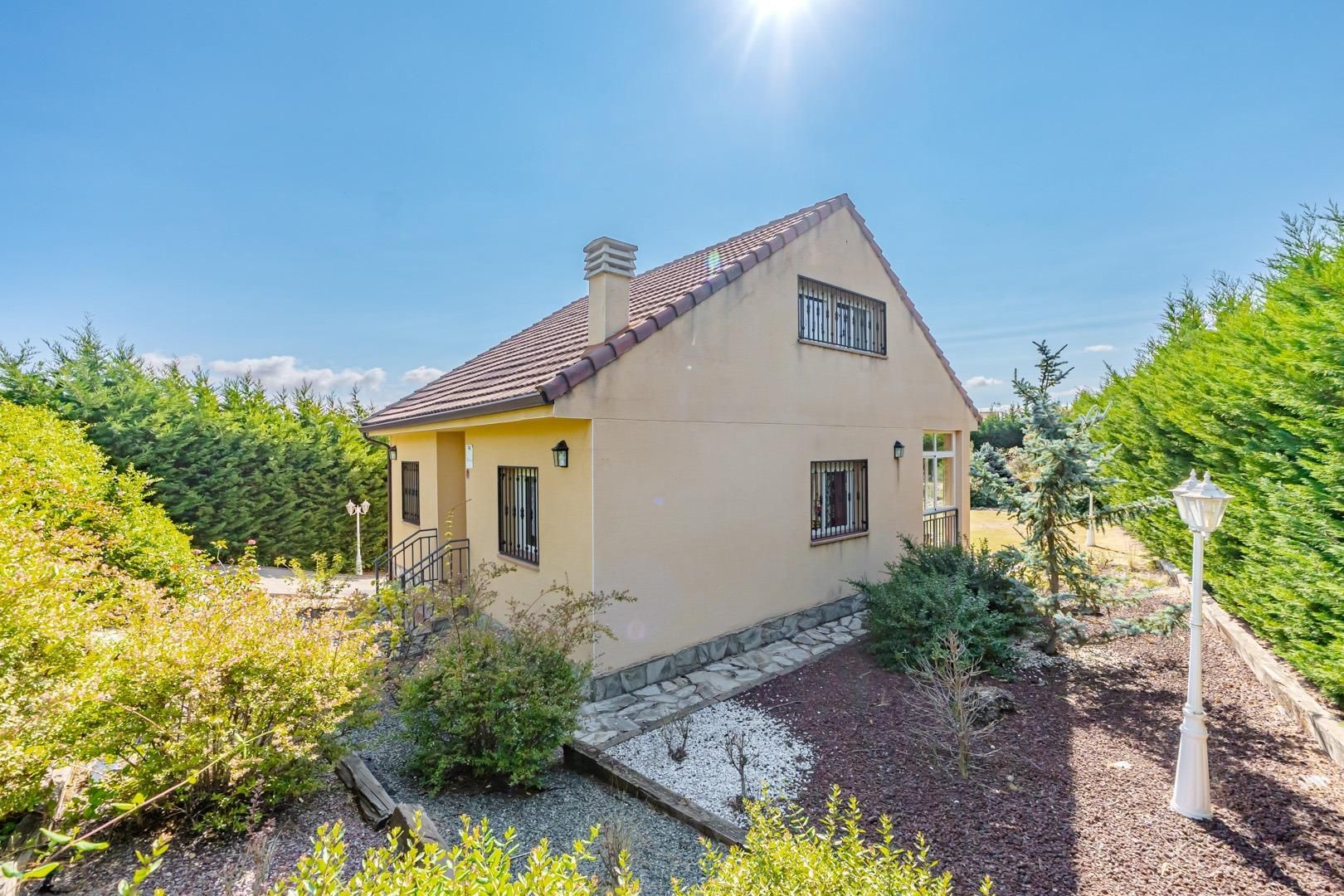 Vista exterior de Casa o xalet en venda en Zarzuela del Monte amb Jardí privat