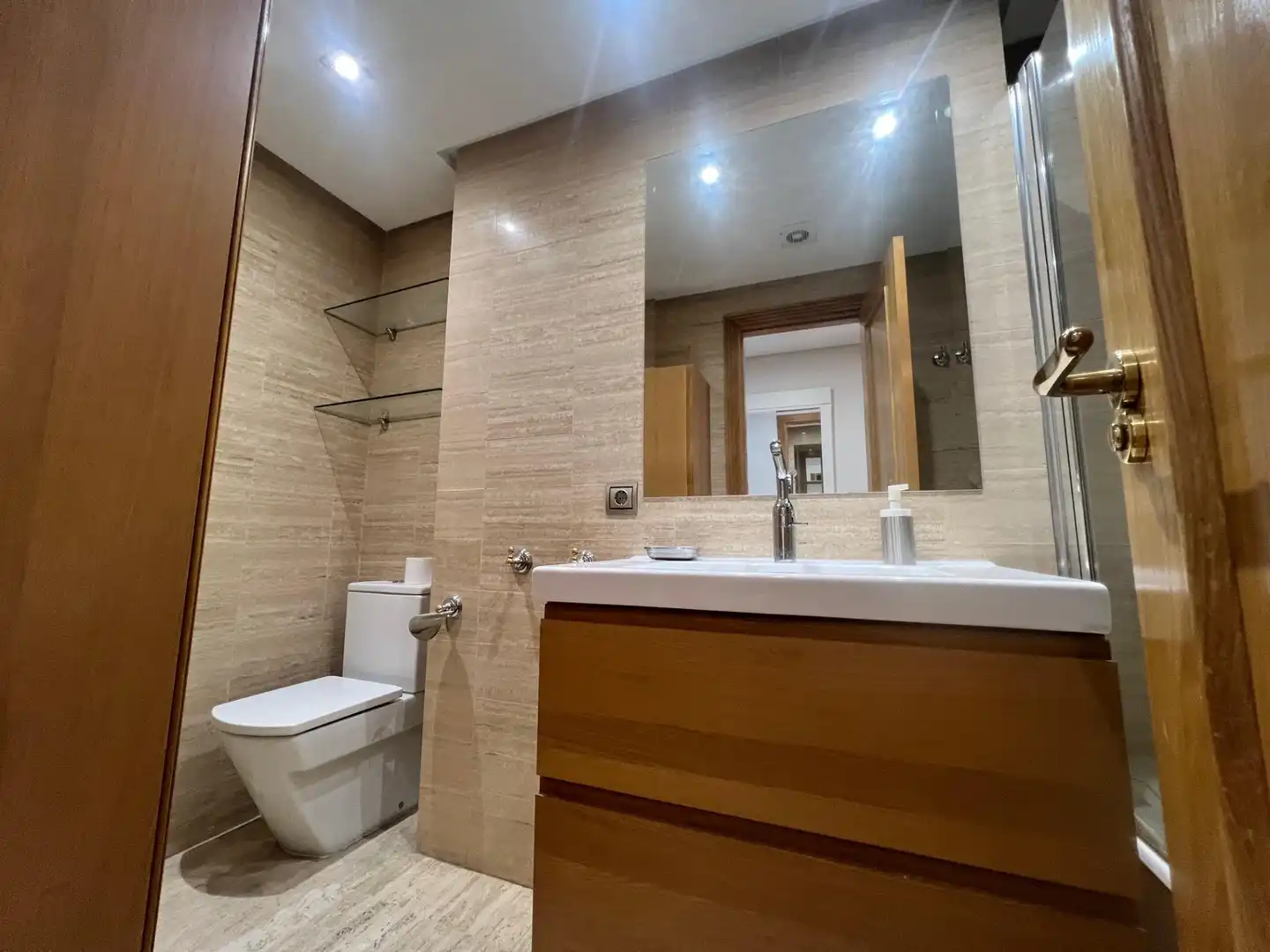 Bathroom of Apartments for rent in León Capital   with Parquet flooring
