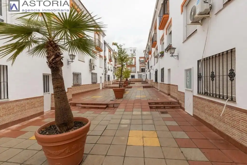 Vista exterior de Casa adosada en venda en Granada amb Terrassa i Piscina comunitària