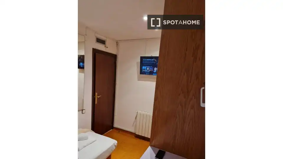 Dormitori de Pis de lloguer en Barcelona amb Aire condicionat, Calefacció i Moblat