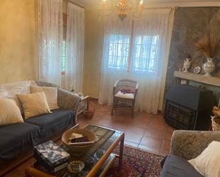 Sala d'estar de Casa o xalet en venda en Santa María del Tiétar amb Terrassa