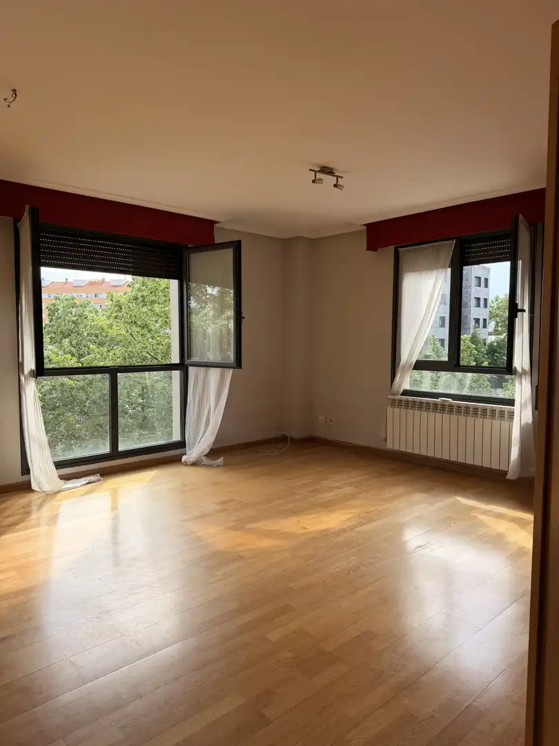 Sala de estar de Piso en venta en  Logroño con Calefacción, Parquet y Trastero
