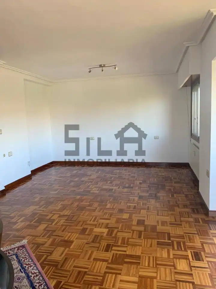 Dormitori de Dúplex de lloguer en Ourense Capital  amb Calefacció, Parquet i Balcó