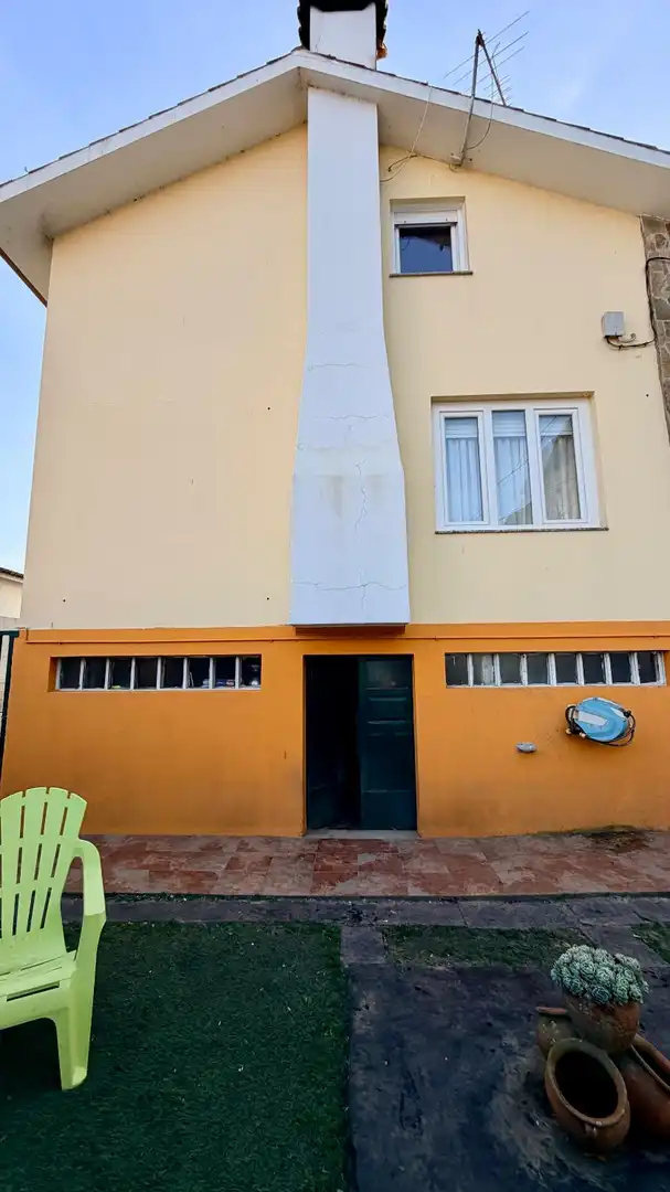 Vista exterior de Casa o xalet en venda en Mugardos amb Calefacció, Terrassa i Traster