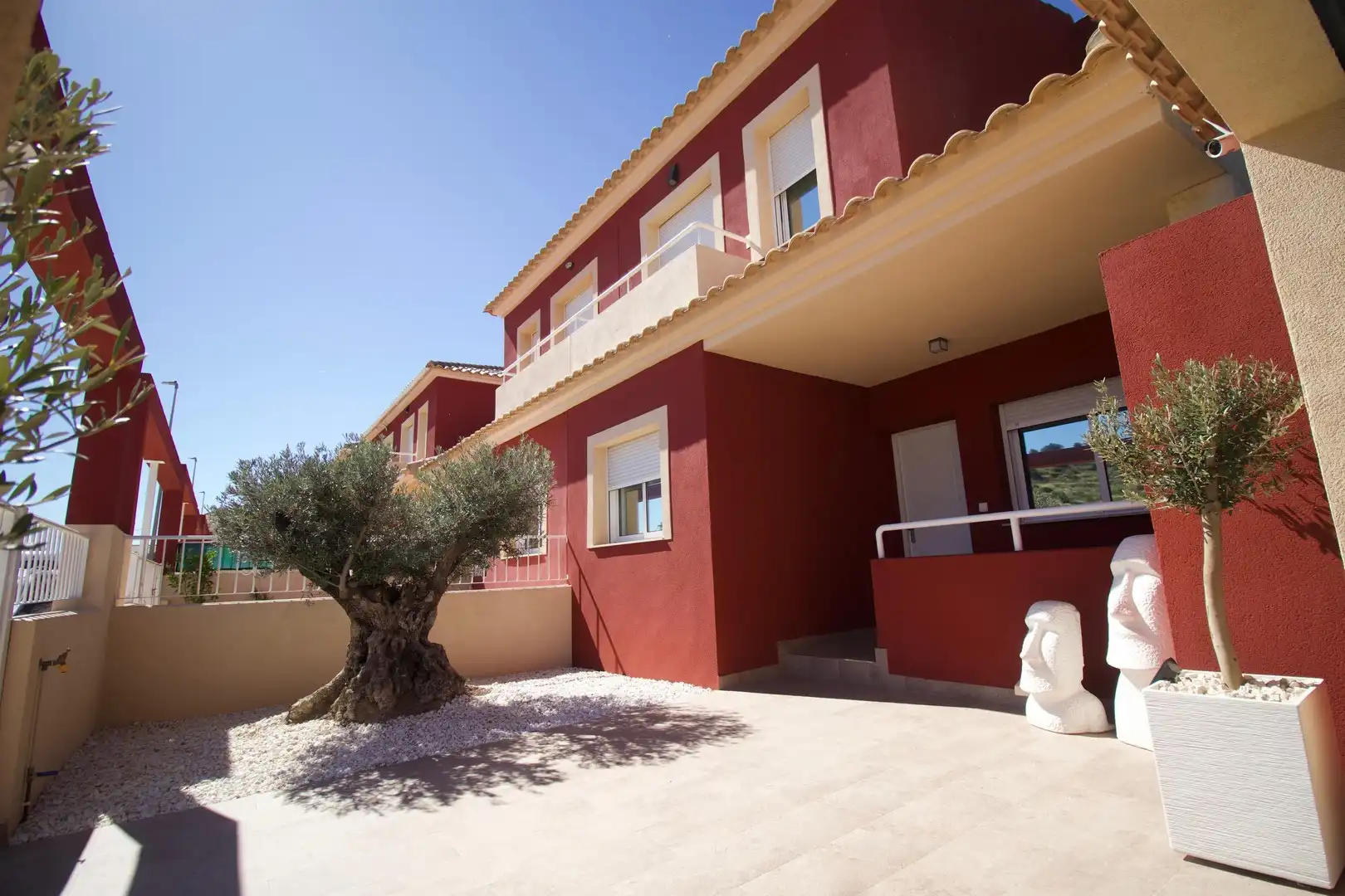 Außenansicht von Einfamilien-Reihenhaus zum Verkauf in Fuente Álamo de Murcia mit Privatgarten und Balkon
