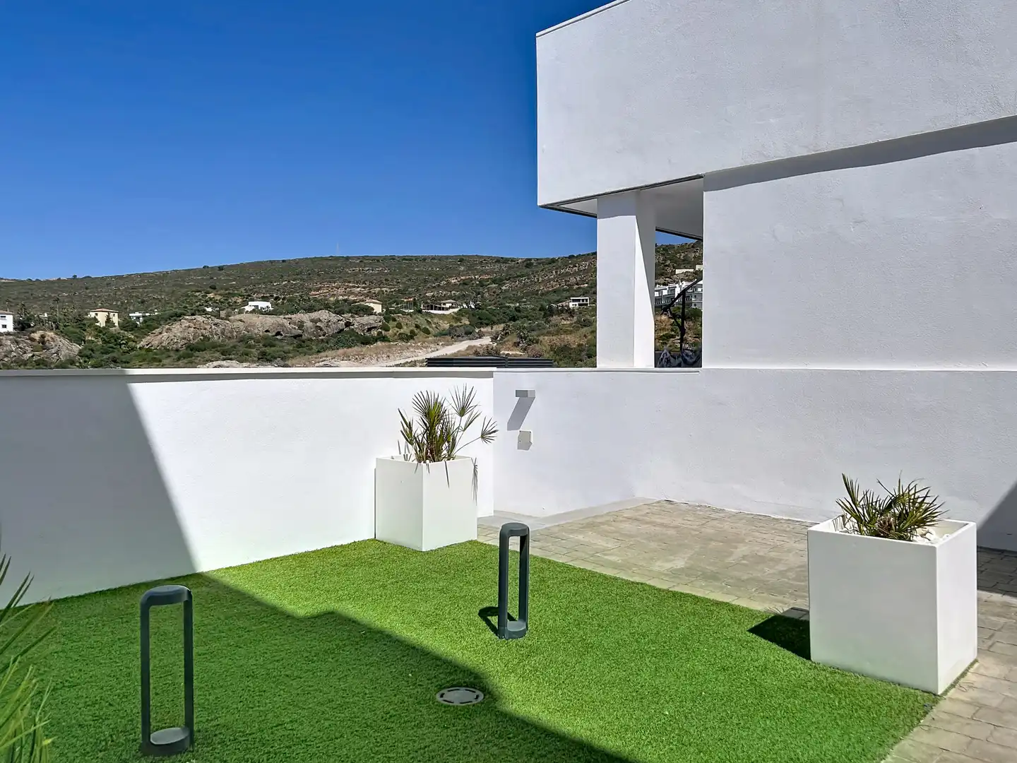 Terrasse von Einfamilien-Reihenhaus zum Verkauf in Manilva mit Klimaanlage, Terrasse und Abstellraum