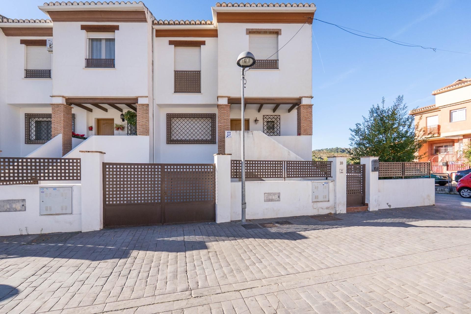 Exterior view of Single-family semi-detached for sale in Cenes de la Vega  with Air Conditioner, Heating and Private garden