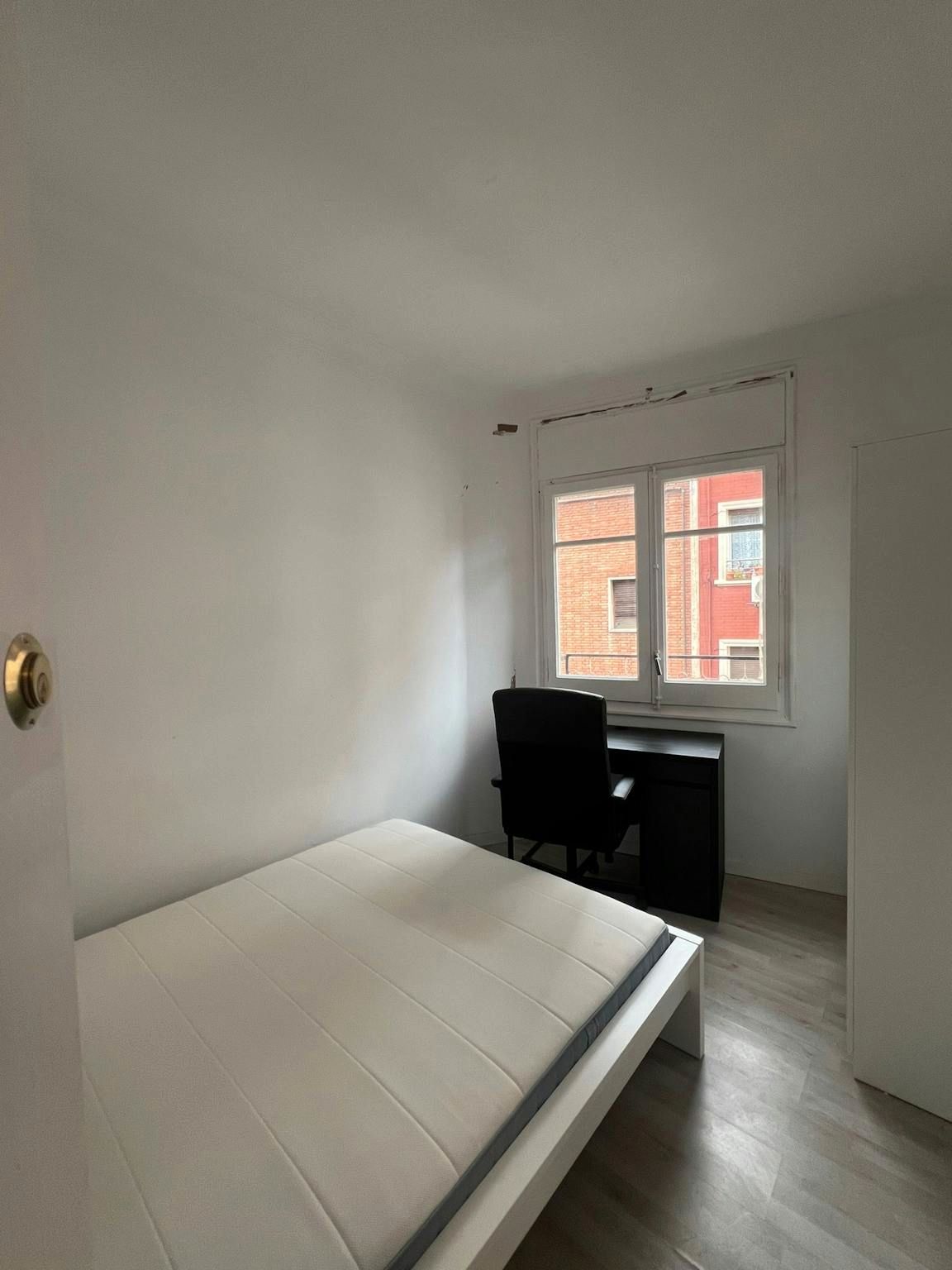 Bedroom of Flat to share in  Barcelona Capital  with Heating and Washing machine