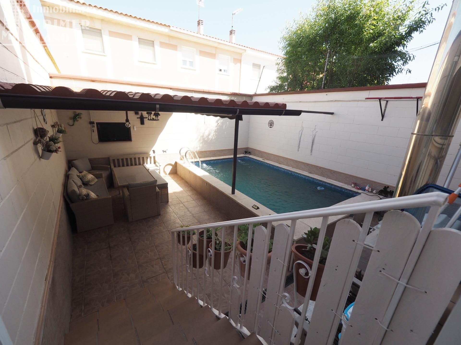 Piscina de Casa adosada en venda en Tomelloso amb Aire condicionat, Calefacció i Piscina