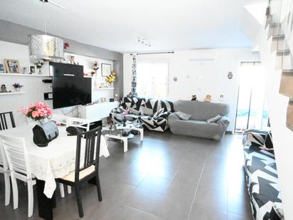 Sala d'estar de Casa adosada en venda en Las Ventas de Retamosa amb Aire condicionat
