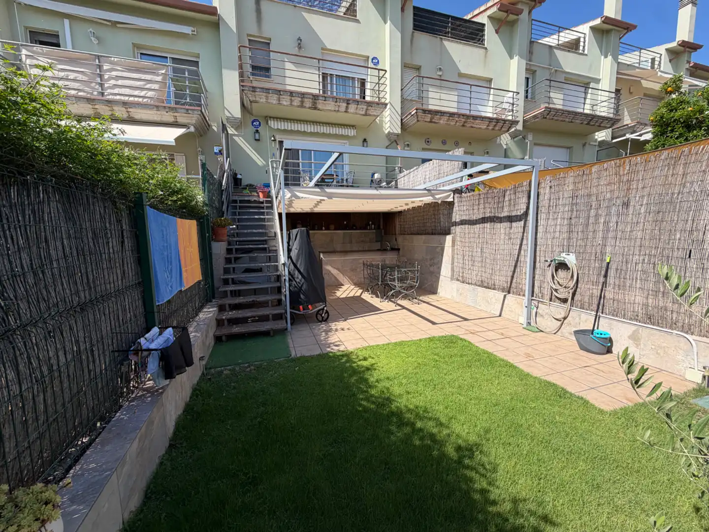 Terrasse von Einfamilien-Reihenhaus zum Verkauf in Sitges mit Klimaanlage, Heizung und Privatgarten