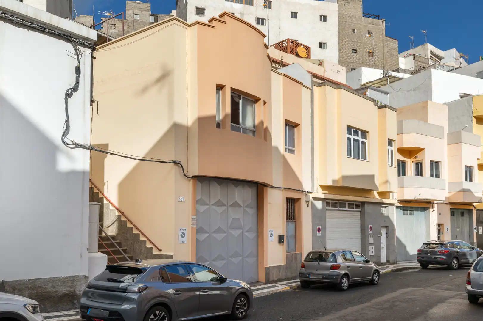 Vista exterior de Casa adosada en venta en Las Palmas de Gran Canaria con Terraza y Alarma