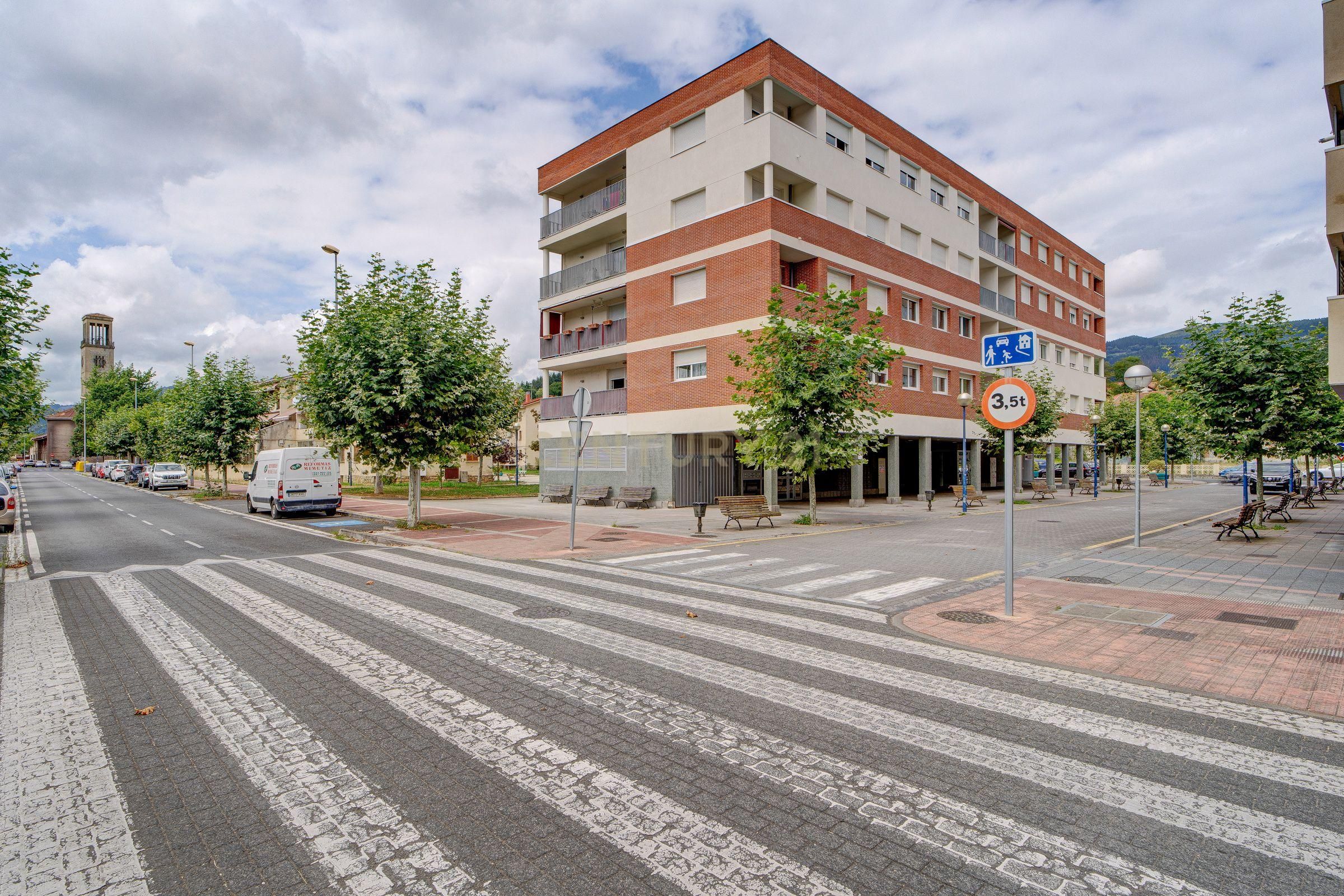 Vista exterior de Apartament en venda en Zalla  amb Traster i Balcó