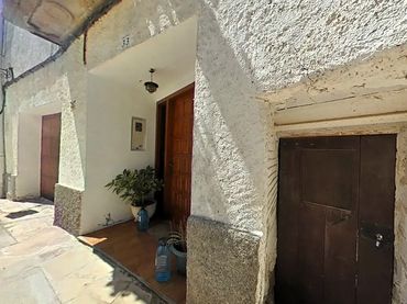 Casa con balcone in vendita a Carrer de la Castella