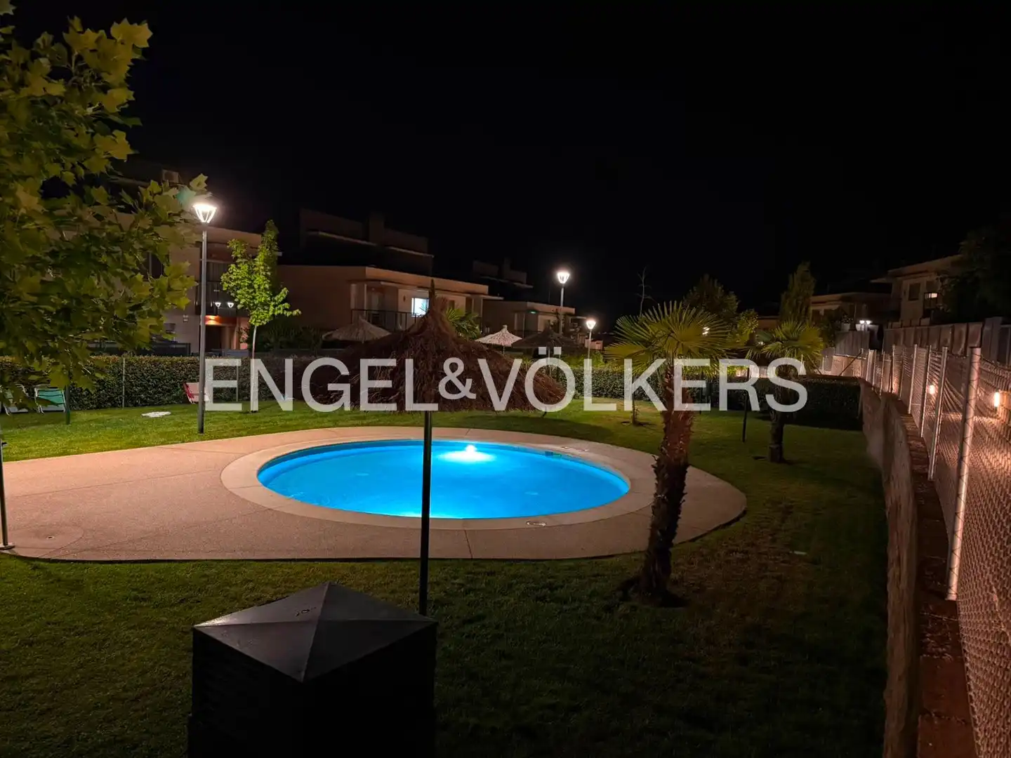 Piscina de Casa adosada en venta en Boadilla del Monte con Aire acondicionado, Calefacción y Jardín privado
