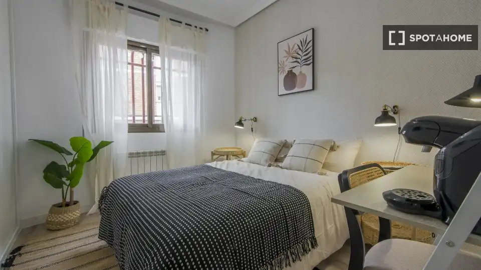 Bedroom of Flat for rent in Madrid  with Air Conditioner, Heating and Furnished
