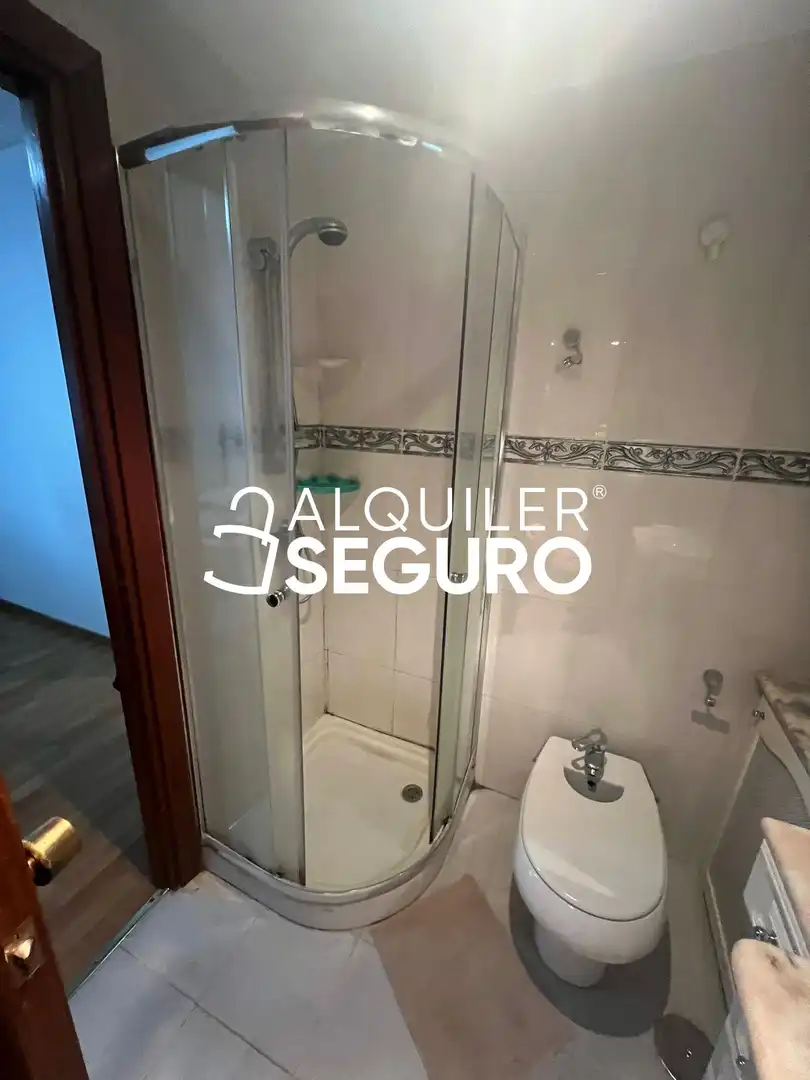 Baño de Piso de alquiler en Madrid con Aire acondicionado, Calefacción y Piscina