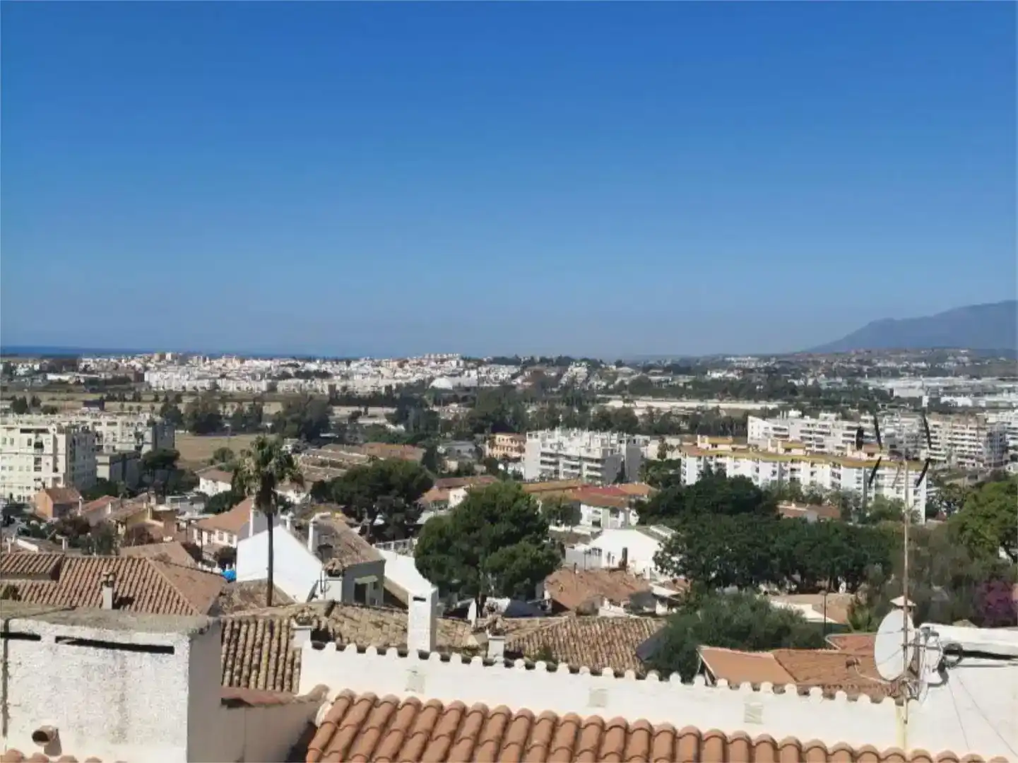Vista exterior de Casa o xalet en venda en Marbella amb Aire condicionat