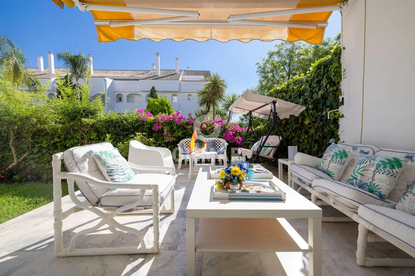 Terrasse von Wohnungen zum Verkauf in Marbella mit Heizung, Privatgarten und Schwimmbad