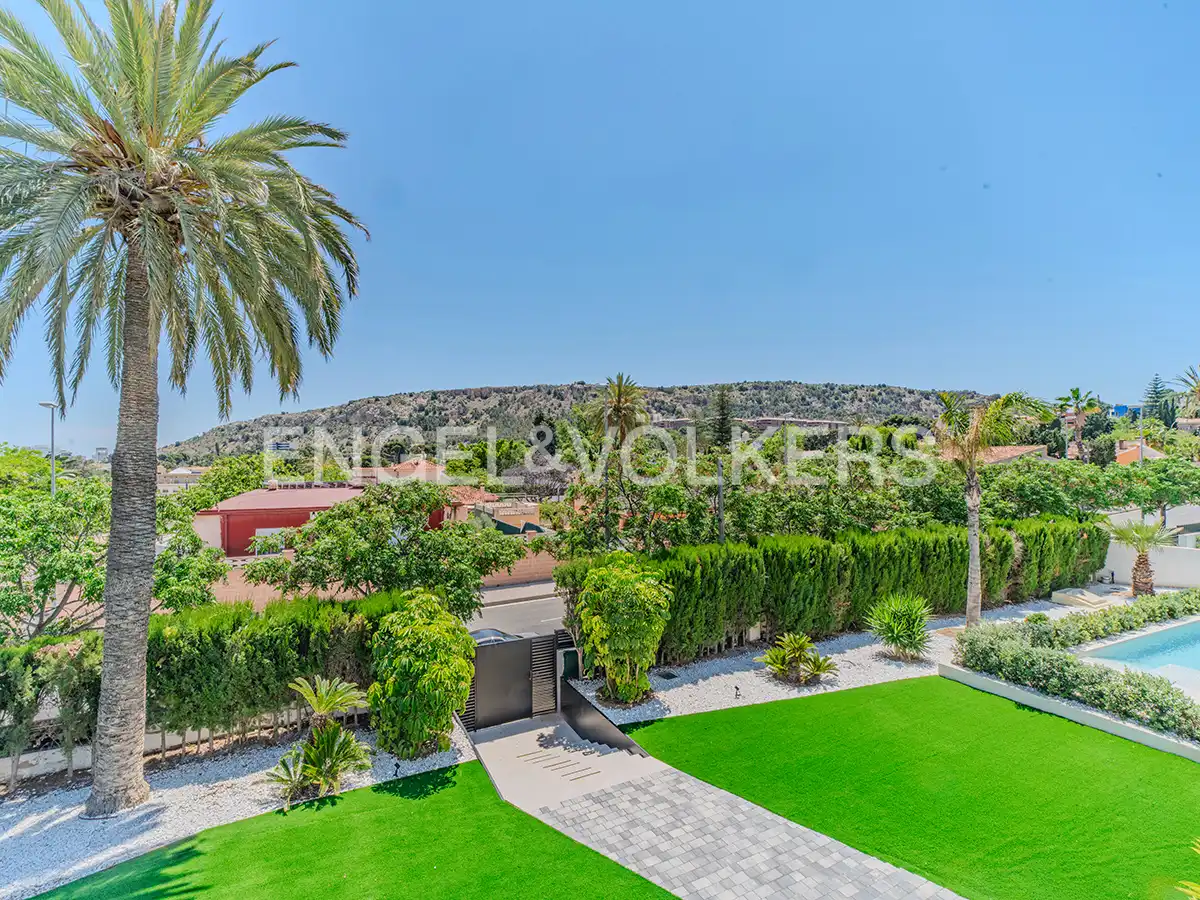 Vista exterior de Casa o xalet en venda en Alicante / Alacant amb Aire condicionat, Calefacció i Jardí privat