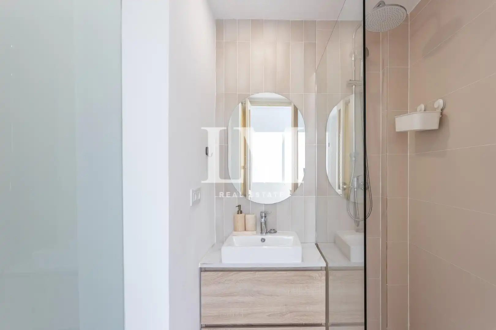 Bany de Apartament de lloguer en Barcelona amb Aire condicionat, Calefacció i Moblat