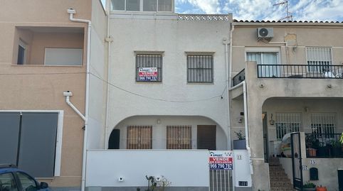 Adosado en buen estado, distribuido en tres plantas, situado en una urbanizaciÃn bien cuidada.La propiedad dispone de un amplio so
