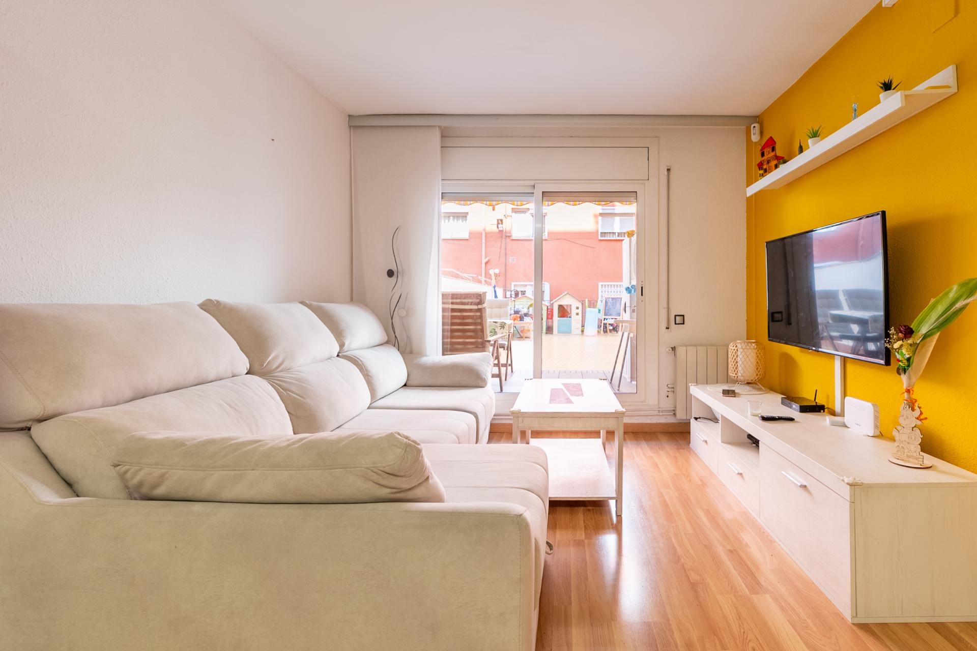 Living room of Flat for sale in  Barcelona Capital  with Air Conditioner, Heating and Private garden