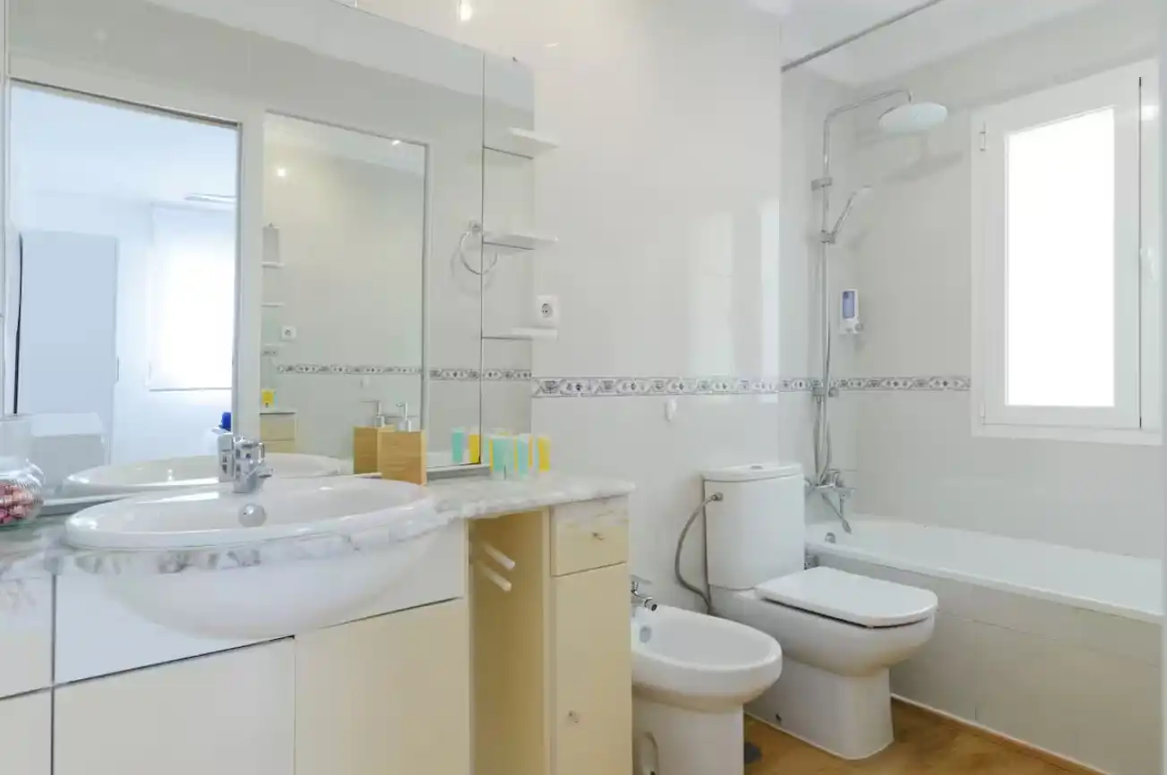 Bathroom of Apartments for rent in Marbella  with Air Conditioner, Heating and Parquet flooring