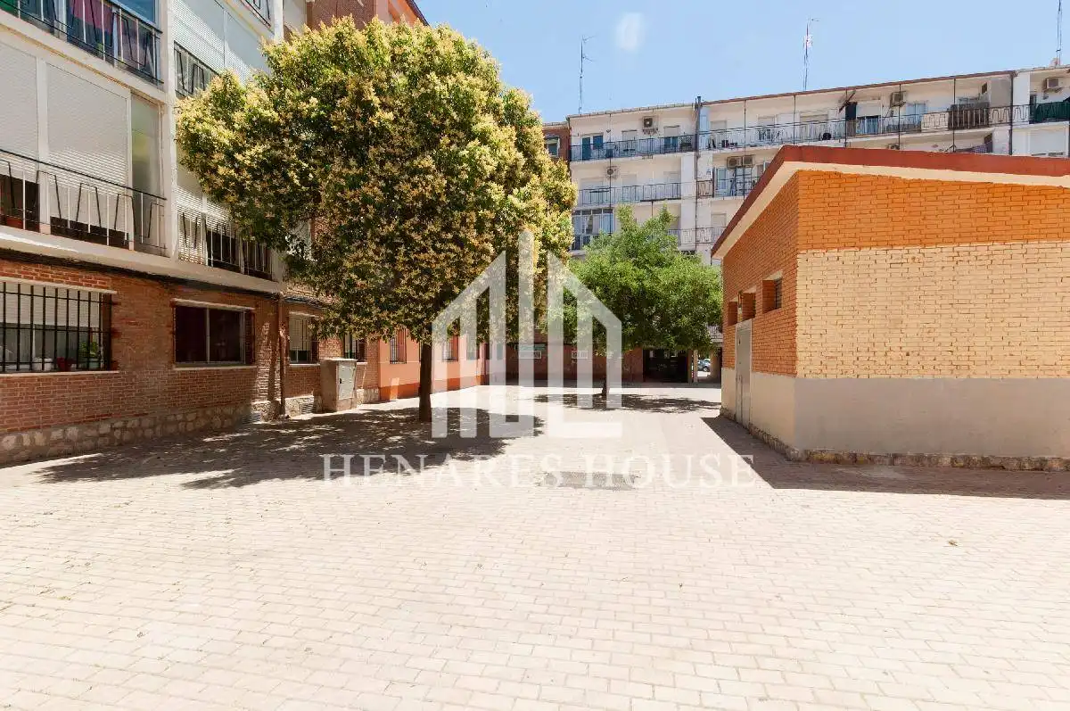 Vista exterior de Pis en venda en Alcalá de Henares amb Calefacció