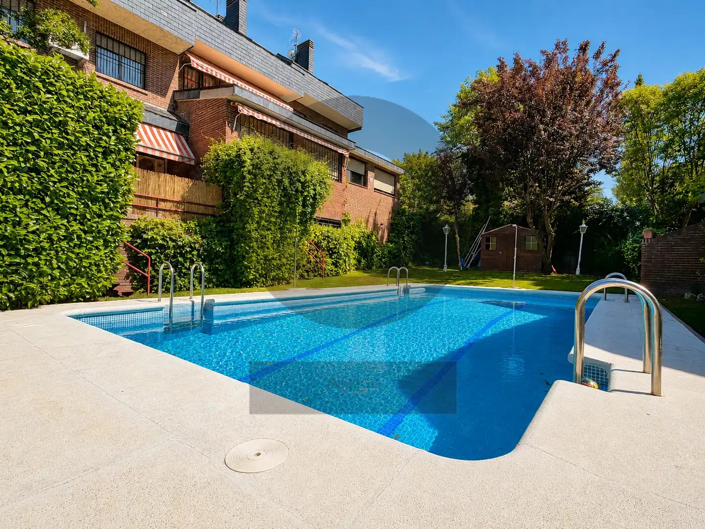 Swimming pool of Houses for sale in Pozuelo de Alarcón  with Air Conditioner, Heating and Private garden