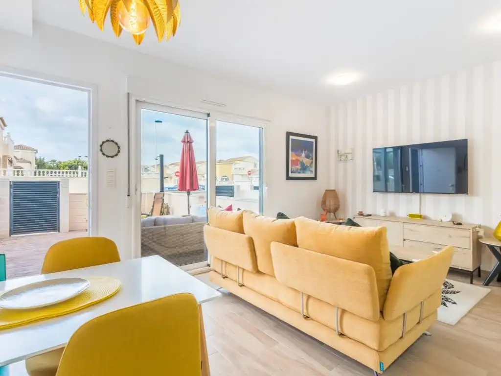 Sala d'estar de Casa o xalet de lloguer en Santa Pola amb Aire condicionat, Piscina i Moblat