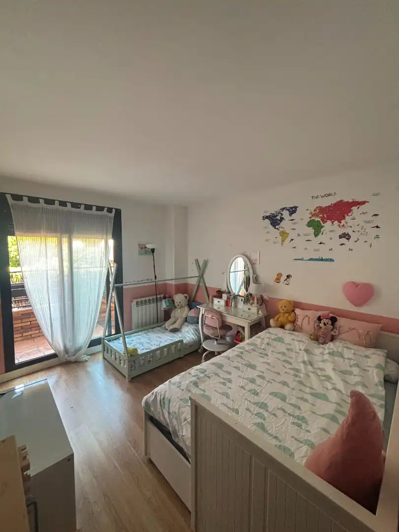 Habitación de Planta baja en venta en Las Rozas de Madrid con Calefacción, Trastero y Piscina comunitaria