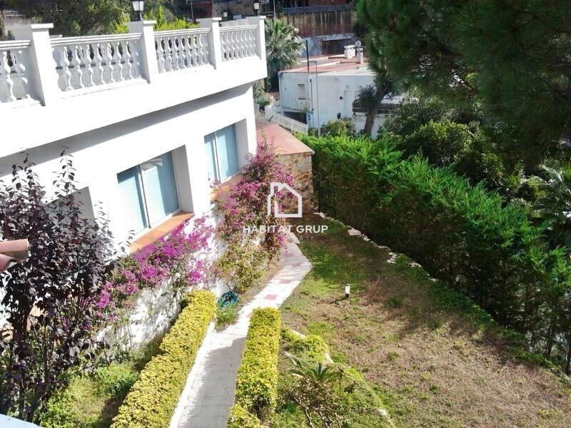 Vista exterior de Casa adosada en venda en Lloret de Mar amb Jardí privat i Terrassa