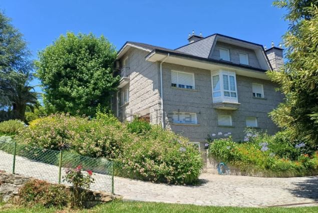 Vista exterior de Casa o xalet en venda en Vilagarcía de Arousa amb Moblat