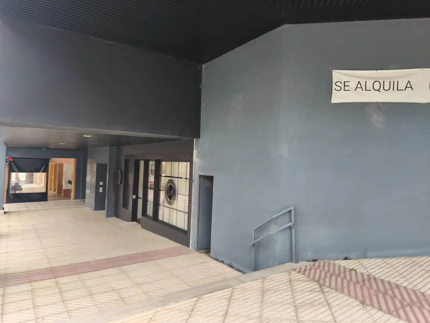 Außenansicht von Geschaftsraum zur Miete in Oviedo  mit Terrasse