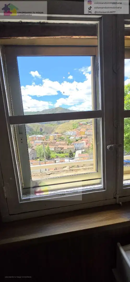 Vista exterior de Casa o xalet en venda en La Pola de Gordón  amb Calefacció, Jardí privat i Parquet