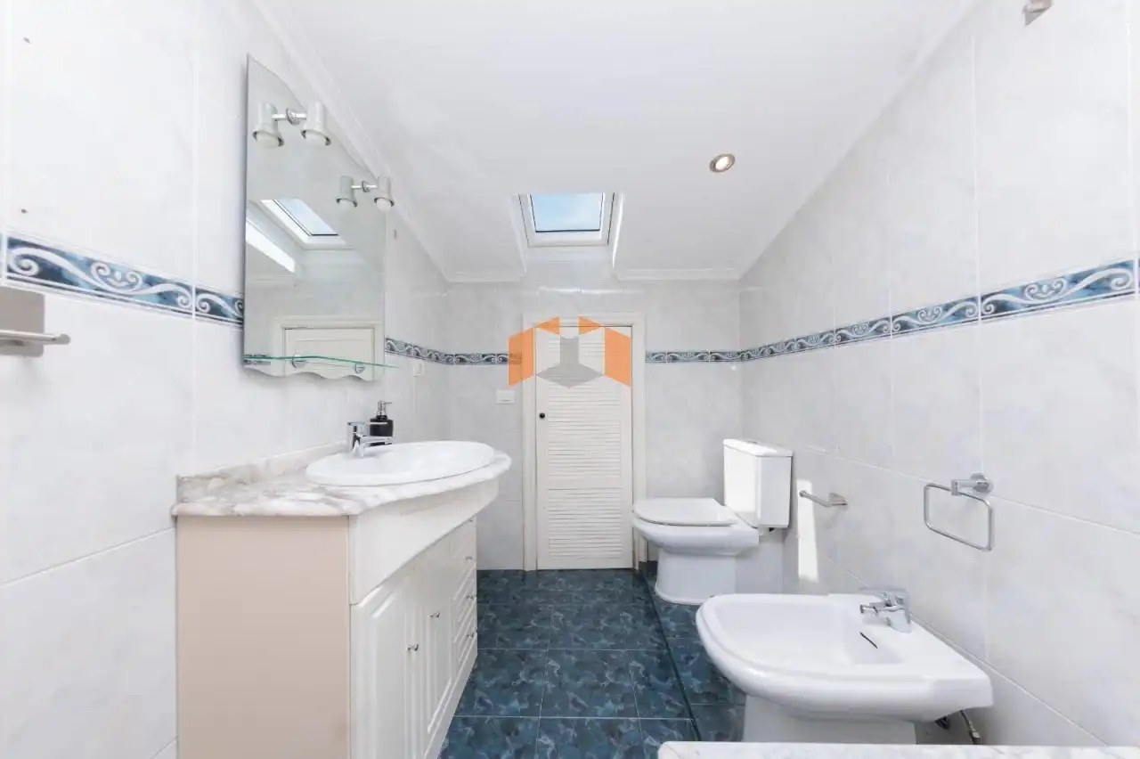 Bathroom of Houses for sale in Vigo   with Heating, Private garden and Parquet flooring