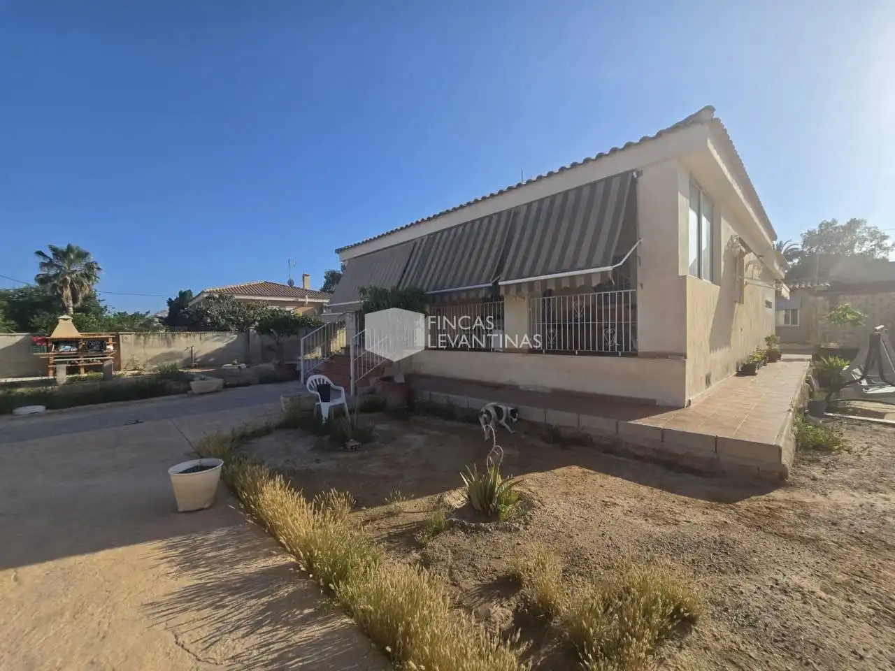Vista exterior de Casa o xalet en venda en Alicante / Alacant amb Jardí privat, Terrassa i Piscina