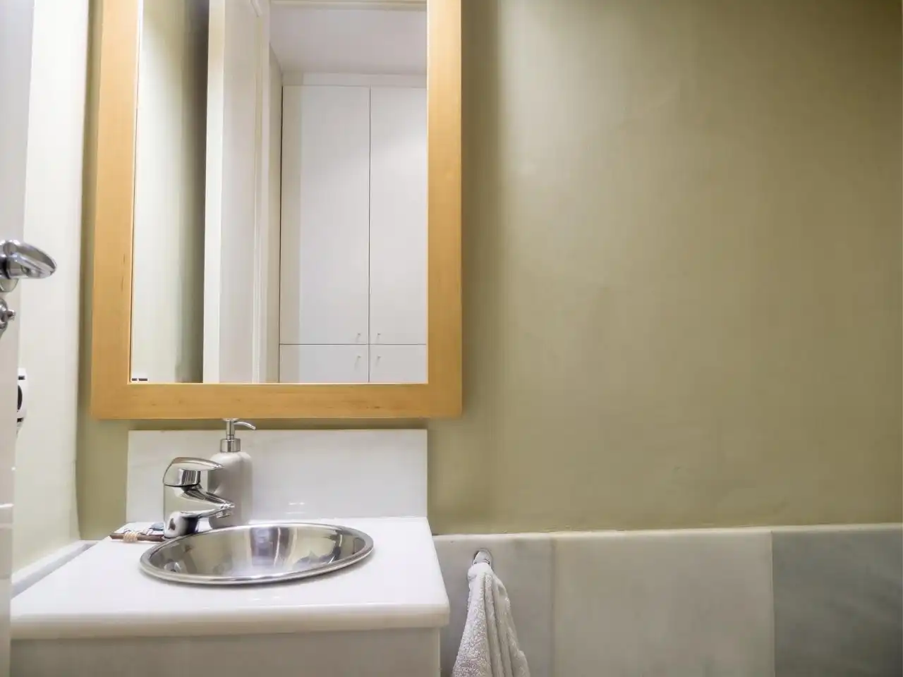 Bathroom of Flat for sale in Sevilla  with Air Conditioner, Terrace and Furnished