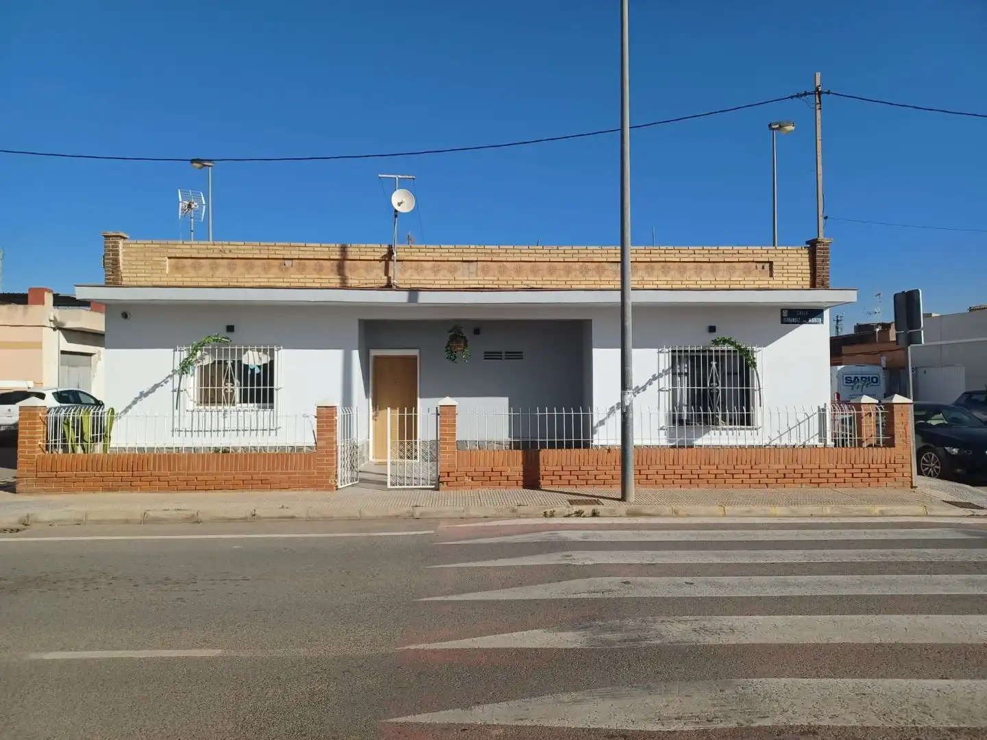 Chalet con jardín en venta en Fernando Moratin 15