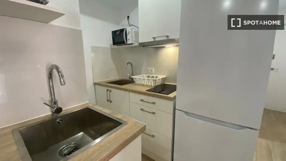 Cuina de Pis de lloguer en Madrid amb Aire condicionat, Calefacció i Moblat