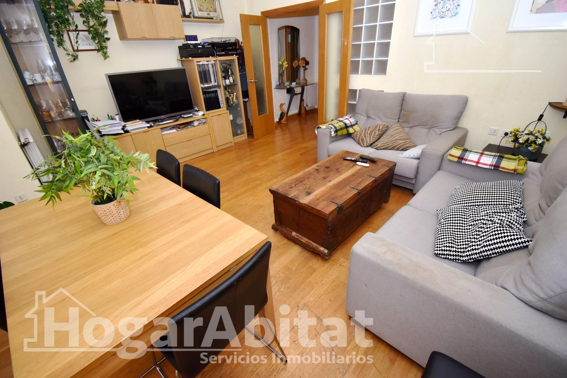 Sala d'estar de Pis en venda en Castellón de la Plana / Castelló de la Plana amb Calefacció, Parquet i Traster