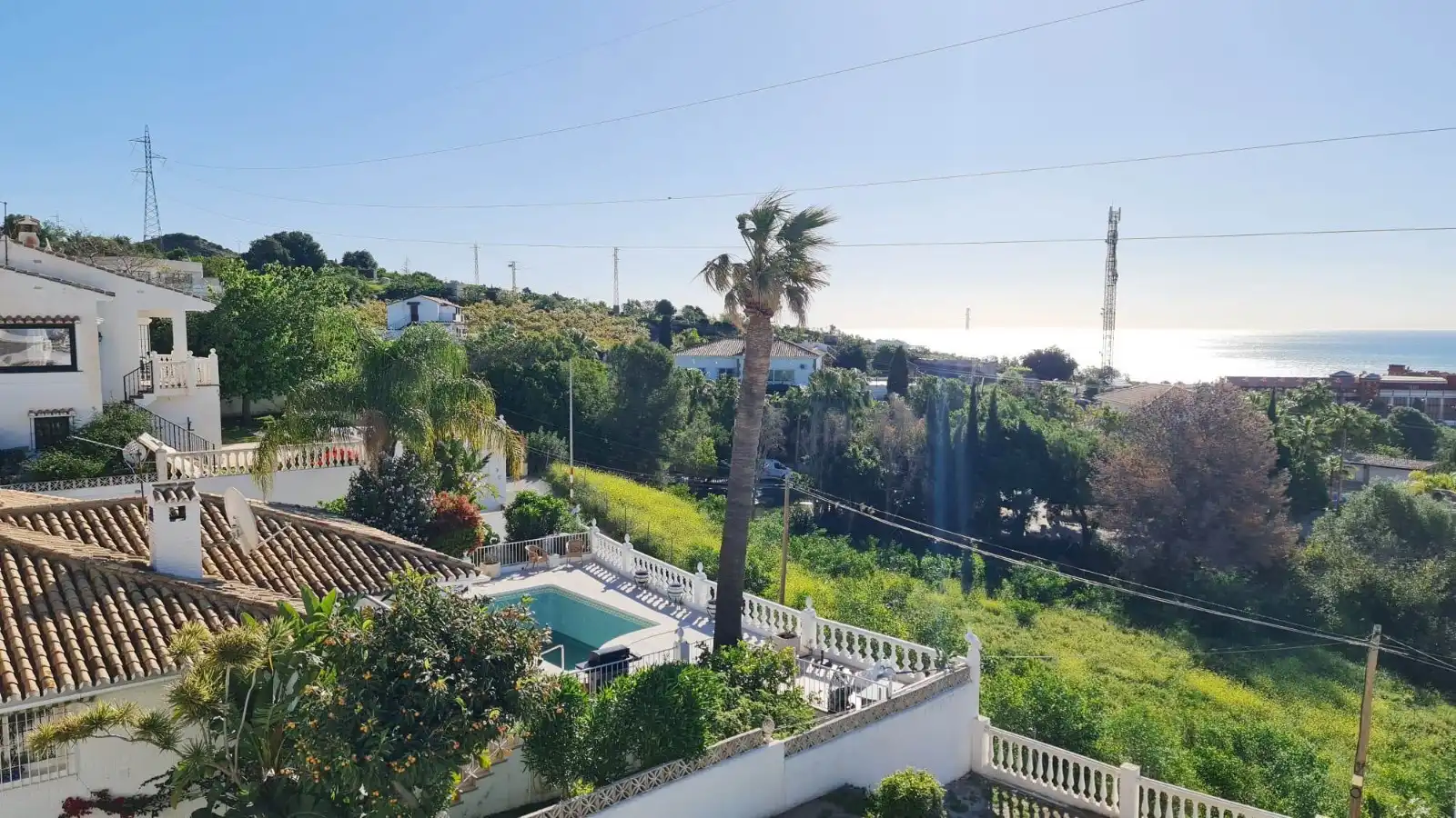 Vista exterior de Casa o xalet en venda en Benalmádena amb Aire condicionat, Jardí privat i Terrassa